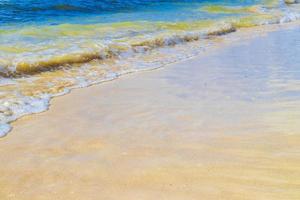 tropischer mexikanischer Strand klares türkisfarbenes Wasser Playa del Carmen Mexiko. foto