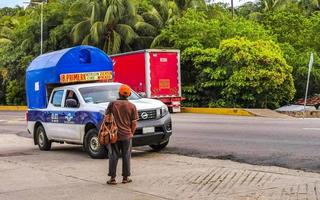 puerto escondido oaxaca mexiko 2022 grünes türkisblaues taxi auto in puerto escondido mexiko. foto