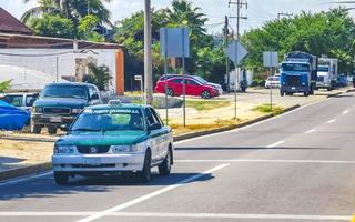 puerto escondido oaxaca mexiko 2022 grünes türkisblaues taxi auto in puerto escondido mexiko. foto