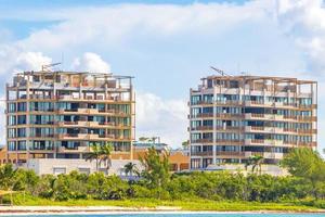 Palmen Sonnenschirme Sonnenliegen Strandresort Playa del Carmen Mexiko. foto