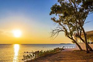 unglaublich schöner bunter und goldener sonnenuntergang in voula vouliagmeni griechenland. foto