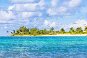 tropischer mexikanischer Strand klares türkisfarbenes Wasser Playa del Carmen Mexiko. foto