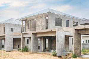 Bau eines neuen Wohnhauses mit Vorfertigungssystem auf der Baustelle foto