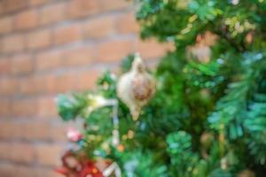 abstrakter unscharfer weihnachtsbaum mit bokeh hellem hintergrund foto