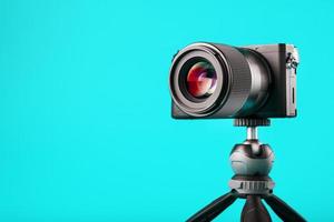 professionelle Kamera auf einem Stativ, auf blauem Hintergrund. Nehmen Sie Videos und Fotos für Ihren Blog oder Bericht auf.