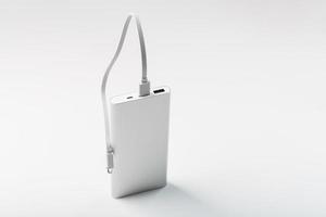 Powerbank zum Aufladen Ihres Smartphones auf weißem Hintergrund. Universelle externe Batterie für Gadgets Freiraum und minimalistische Komposition. foto