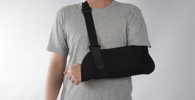 gebrochener Arm. Armschlingentherapieunterstützung und bedeckt um den ersten Knöchel des Ellbogens gebrochener Arm. foto