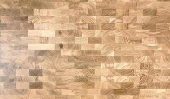 hintergrund und textur des querschnitts auf möbeloberfläche aus eichenholz foto