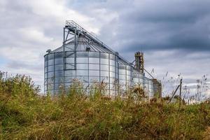 agro silos getreideaufzug mit samenreinigungslinie in einer landwirtschaftlichen verarbeitungsanlage zur verarbeitung von trocknungsreinigung und lagerung von landwirtschaftlichen produkten foto