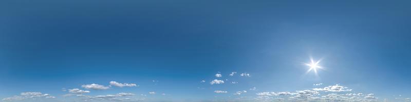 Nahtloser klarer blauer Himmel hdri 360-Panoramablick mit Zenit und schönen Wolken zur Verwendung in 3D-Grafiken als Himmelsersatz und Himmelskuppel oder zum Bearbeiten von Drohnenaufnahmen foto