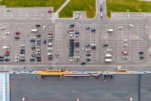 luftbild auf großem freiluftparkplatz für autos für anwohner des gebiets foto