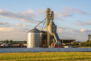 agro silos getreideaufzug mit samenreinigungslinie in einer landwirtschaftlichen verarbeitungsanlage zur verarbeitung von trocknungsreinigung und lagerung von landwirtschaftlichen produkten foto