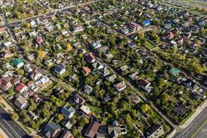 Panoramablick auf die Luftaufnahme der privaten Entwicklung mit Landhäusern oder Dorf foto