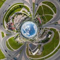 blaue Kugel im Inneren mit Blick auf Altstadt, Stadtentwicklung, historische Gebäude und Kreuzungen mit Autos. Umwandlung eines sphärischen 360°-Panoramas in eine abstrakte Luftaufnahme. foto