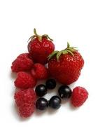 Verschiedene köstliche Beeren auf weißem Hintergrund - Erdbeeren, Himbeeren, schwarze Johannisbeeren foto