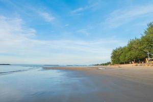 wunderschönes meer und himmel am morgen der regenzeit, seelandschaft bei tageslicht, chao samran beach phetchaburi foto