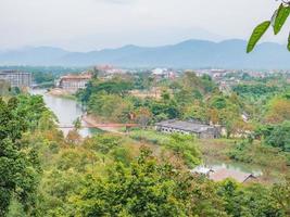 schöne landschaft blick auf tham chang höhle vangvieng stadt laos.vangvieng stadt die berühmte urlaubszielstadt in laos. foto