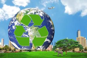 wiederverwendungskonzept recyceln. Schütze die Umwelt, reduziere die Umweltverschmutzung, liebe die Welt. foto