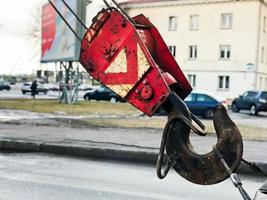 großer schwarzer und roter Metalleisenhaken für Baukran foto