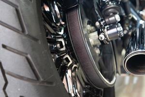 Hinterer Riemenantrieb des Motorrads in der Garage, Riemenantrieb reduziert die Wartung und ist leiser als Ketten. wartung, reparatur motorradkonzept foto