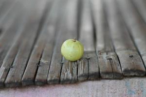 Indische Stachelbeere auf Bambustisch foto