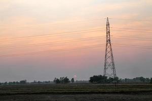 hochspannungsmast, hochspannungsturm mit himmelsonnenunterganghintergrund. foto