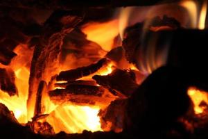 brennendes Brennholz im Ofen zum Kochen, Glut, glühende Kohlen foto