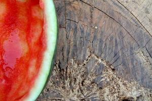 Die Hälfte der roten Wassermelone wurde gegessen foto