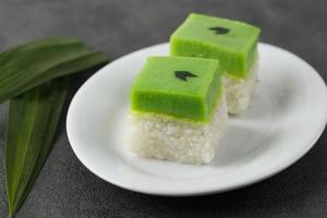 Seri Muka Kuih, auch als Pandan-Cremekuchen bekannt. foto