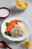 reife Mango und klebriger Reis mit Kokosmilch foto