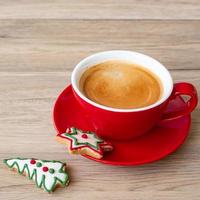 frohe weihnachten mit hausgemachten keksen und kaffeetasse auf holztischhintergrund. weihnachtsabend, party, urlaub und frohes neues jahr-konzept foto