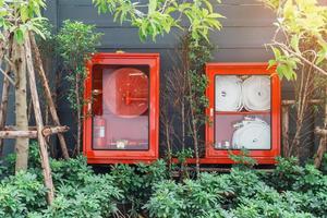 Feuerlöscher und Wasserpumpensystem an der Wand, leistungsstarke Notfallausrüstung für Wohnung und Hotel foto