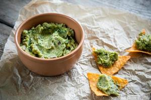 Guacamole mit Tortillachips foto