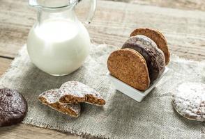 glasierte Lebkuchen mit Krug Milch foto