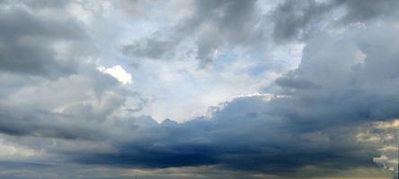 blauer himmel klarer sichthintergrund mit wolke hinter der sonne foto