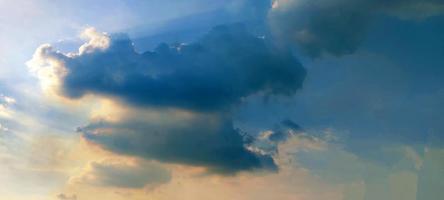 blauer himmel klarer sichthintergrund mit wolke hinter der sonne foto