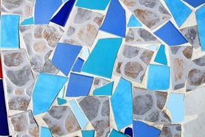 bunter Mosaikfliesenboden für Hintergrund. Kunstdesigntapete, geknackt, Form und abstrakt. blaue, graue oder grau-weiße fliesenfragmente an der wand. foto