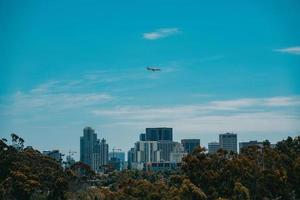 Flugzeug über einer Stadt und einem Park foto