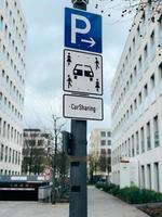 Parkplatzschild für Carsharing-Fahrzeuge foto