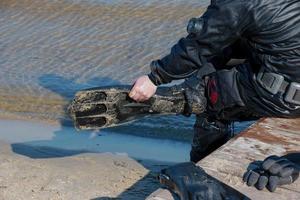 professioneller Taucher in der Nähe der Flussküste. kommerzielles Tauchen. Winter foto