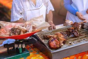 geschäft, das schweinefleisch-carnitas verkauft, traditionelles essen aus mexiko foto