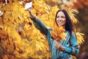 Selfie im Herbstpark foto