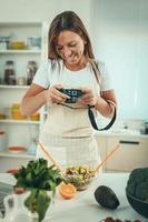 Food-Blogger konzentriert sich auf die Arbeit foto