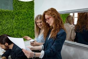 geschäftsfrauen konsultieren gemeinsam einen bericht foto