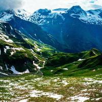 schöne Aussicht auf die Berge in den Alpen foto