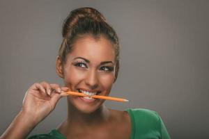 Mädchen mit Bleistift foto