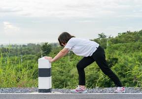 Frau bereitet sich auf das Joggen im Freien vor foto