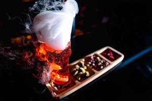 Schön dekorierter Cocktail in einem Nachtclub, die Leute trinken einen Drink foto