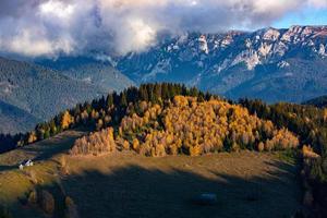 bezaubernde herbstlandschaft in den karpaten in rumänien foto