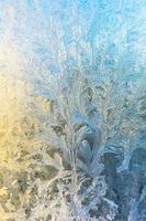 gefrorenes winterfenster mit glänzender eisfrostmusterbeschaffenheit. Weihnachtswundersymbol, abstrakter Hintergrund. extreme nördliche niedrige Temperatur, natürlicher Eisschnee auf frostigem Glas, kühles Winterwetter im Freien. foto